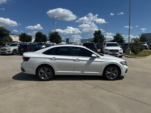 Used 2024 Volkswagen Jetta SE FWD image 4