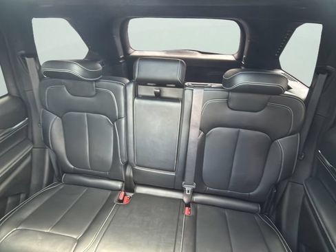 Used 2022 Jeep Grand Cherokee Overland AWD/4WD image 12