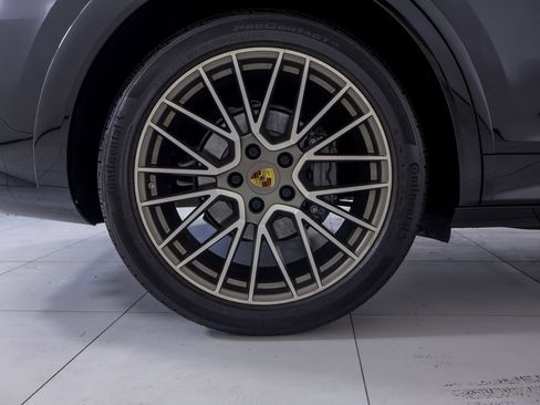 Certified 2023 Porsche Cayenne S AWD/4WD image 28