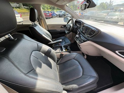 Used 2019 Chrysler Pacifica Touring-L FWD image 20