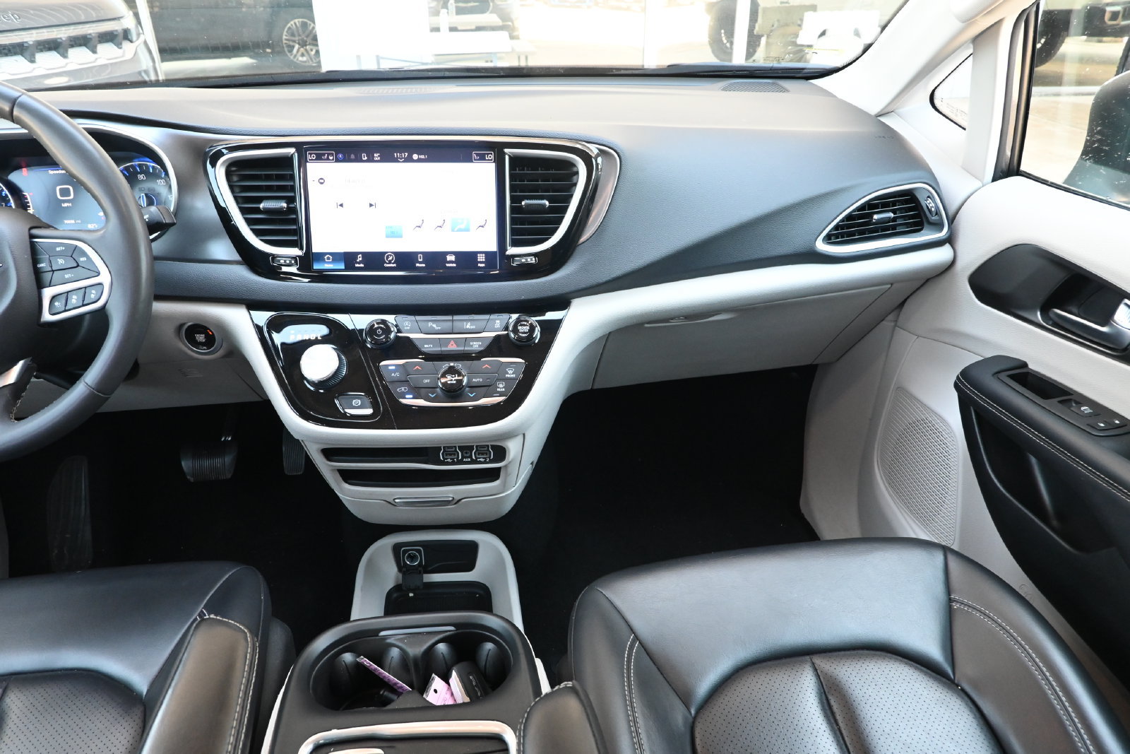 Used 2023 Chrysler Pacifica Touring-L FWD image 21