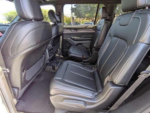 New 2025 Jeep Grand Cherokee L Limited w/ Trailer Tow Package AWD/4WD image 15