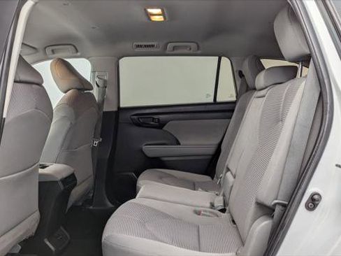 Used 2022 Toyota Highlander LE image 17