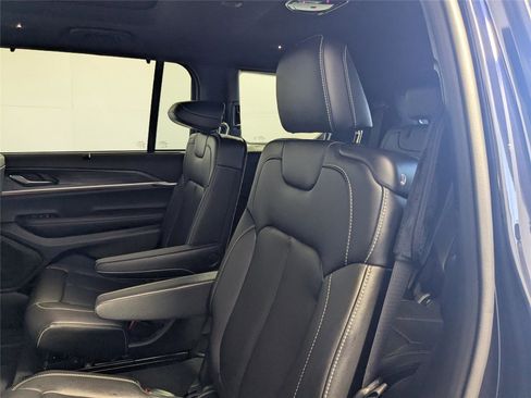 Used 2025 Jeep Grand Cherokee L Limited w/ Luxury Tech Group II image 30