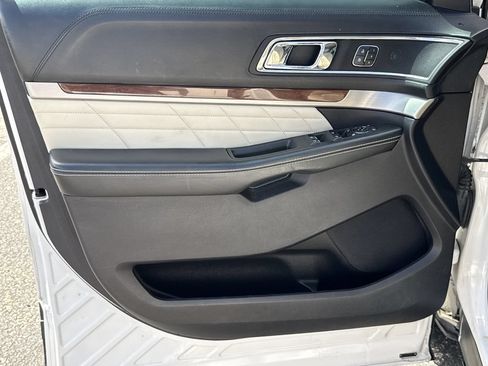 Used 2019 Ford Explorer Platinum AWD/4WD image 10