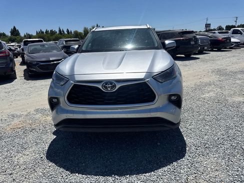 Used 2023 Toyota Highlander XLE FWD image 2