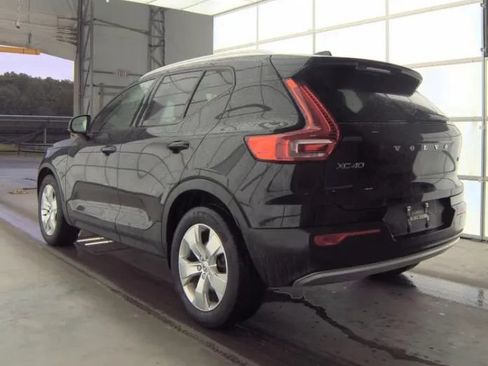Used 2021 Volvo XC40 T4 Momentum FWD image 3