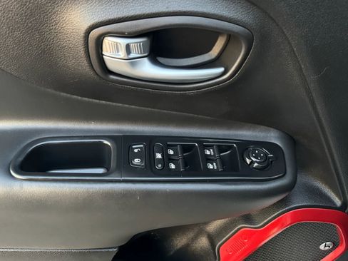 Used 2017 Jeep Renegade Trailhawk w/ Premium Trailhawk Package AWD/4WD image 28