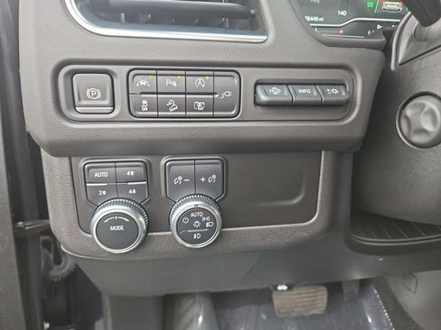 Used 2022 GMC Yukon XL AT4 w/ Technology Package AWD/4WD image 17