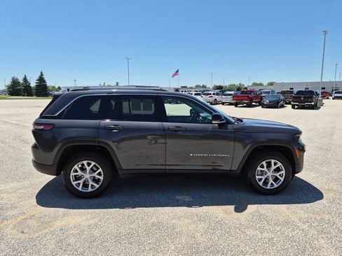 Used 2022 Jeep Grand Cherokee Limited w/ Trailer Tow Prep Group (B) AWD/4WD image 4