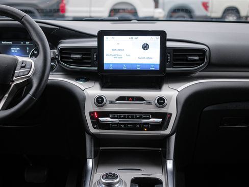 Used 2022 Ford Explorer XLT w/ Equipment Group 202A image 28