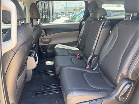 Used 2026 Kia Carnival FWD image 25