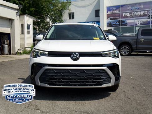 Used 2025 Volkswagen Taos SE w/ Panoramic Sunroof Package FWD image 2