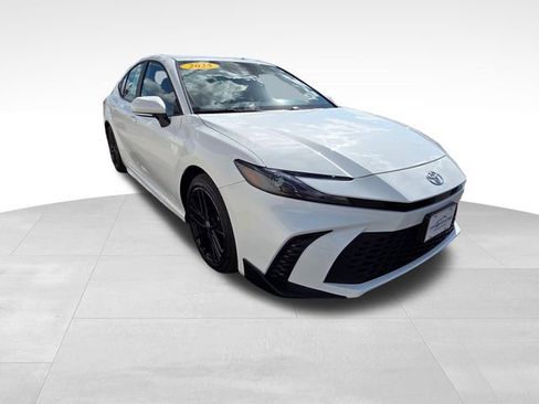 Used 2025 Toyota Camry SE image 9