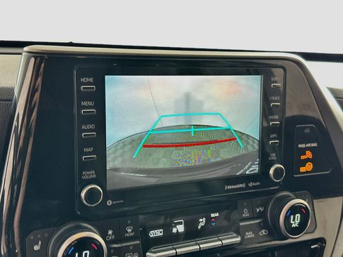Used 2020 Toyota Highlander XLE FWD image 23