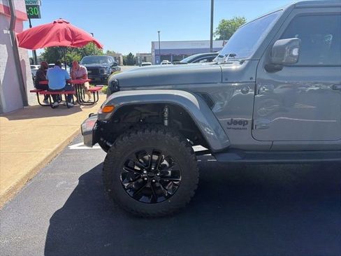 Used 2022 Jeep Wrangler Unlimited Sahara AWD/4WD image 5