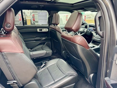 Certified 2020 Ford Explorer Platinum w/ Premium Technology Package image 20
