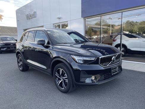 Certified 2025 Volvo XC40 B5 Core image 1
