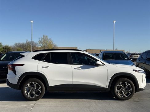 Used 2025 Chevrolet Trax LT image 3