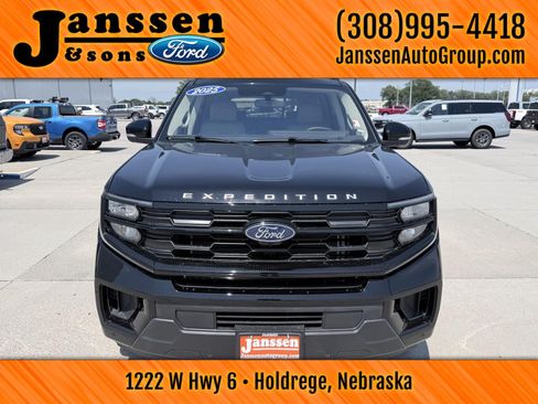 Used 2025 Ford Expedition Active AWD/4WD image 3