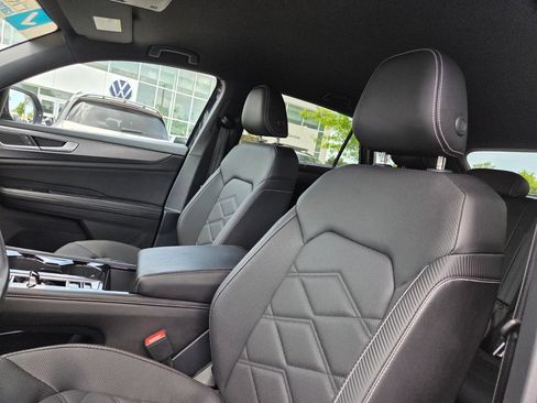 Used 2025 Volkswagen Atlas Cross Sport SE FWD image 11