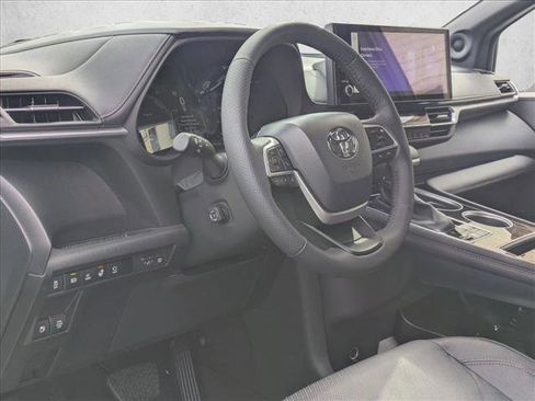 Used 2025 Toyota Sienna Platinum image 12