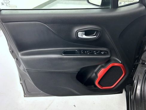 Used 2019 Jeep Renegade Trailhawk AWD/4WD image 9