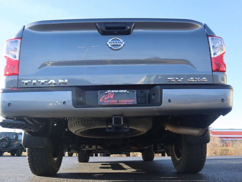 Used 2021 Nissan Titan SV w/ SV Convenience Package image 9