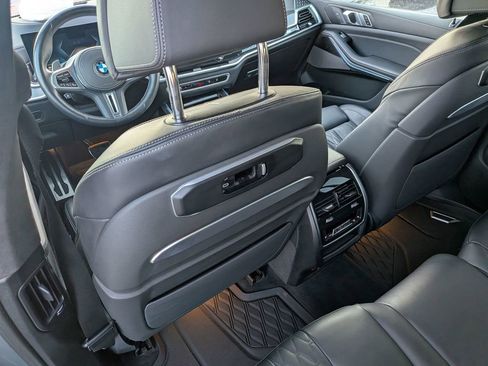 Used 2025 BMW X7 M60i w/ Climate Comfort Package image 28