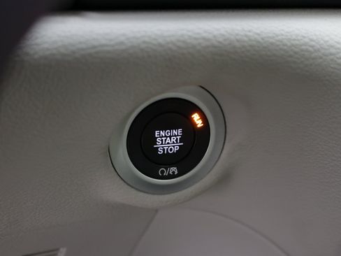 Used 2021 Chrysler Pacifica Limited w/ Uconnect Theater Family Group FWD image 30