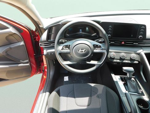 Used 2025 Hyundai Elantra SE FWD image 9