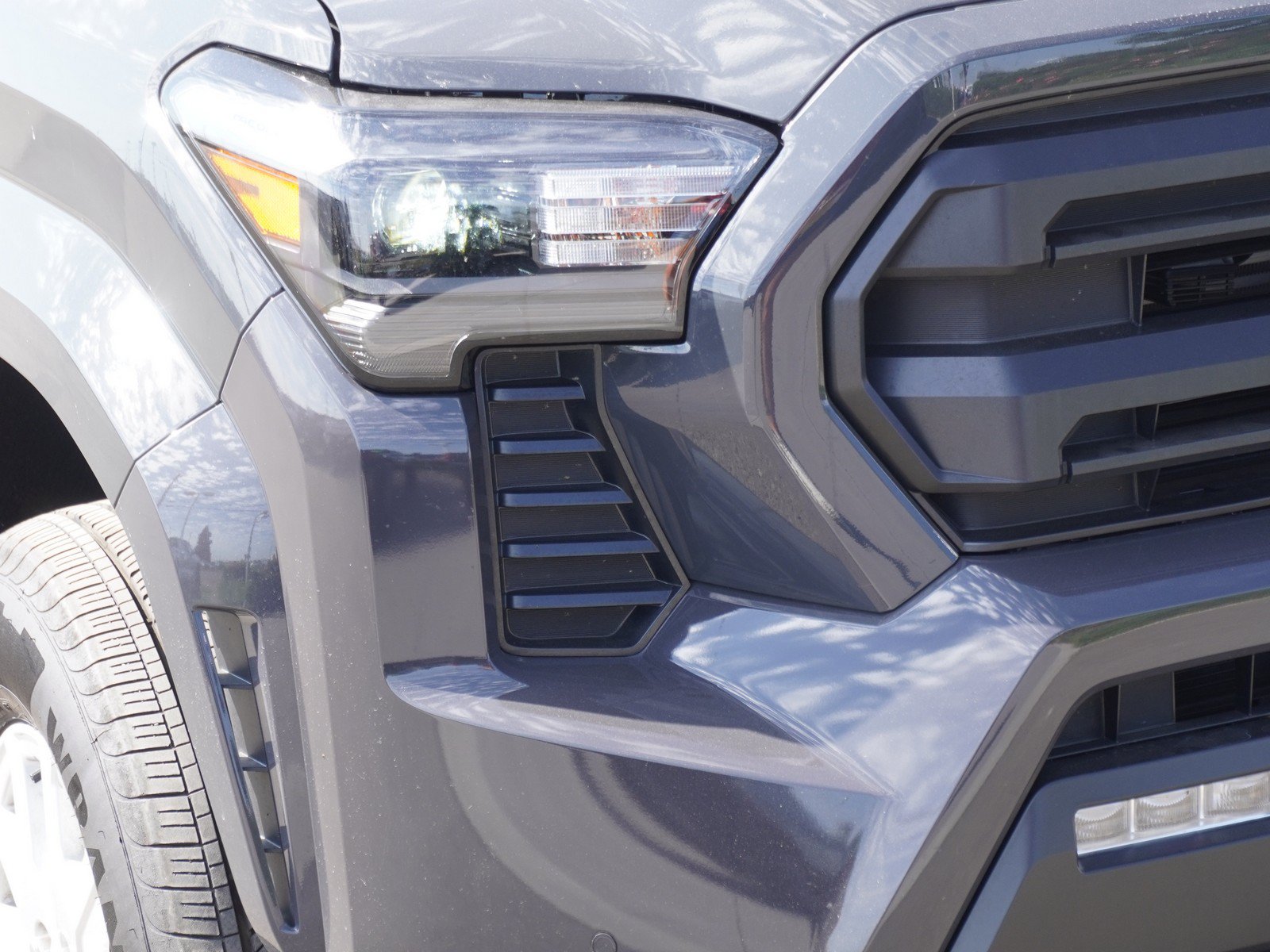 Used 2025 Toyota Tacoma SR5 AWD/4WD image 3