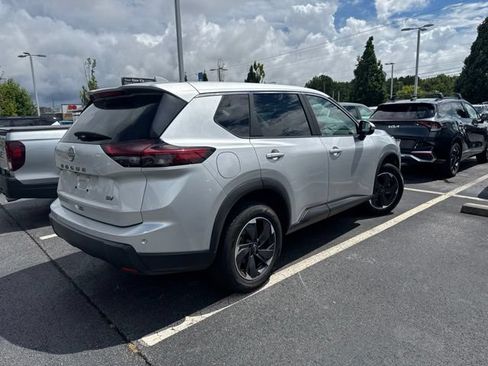 Used 2024 Nissan Rogue SV FWD image 4
