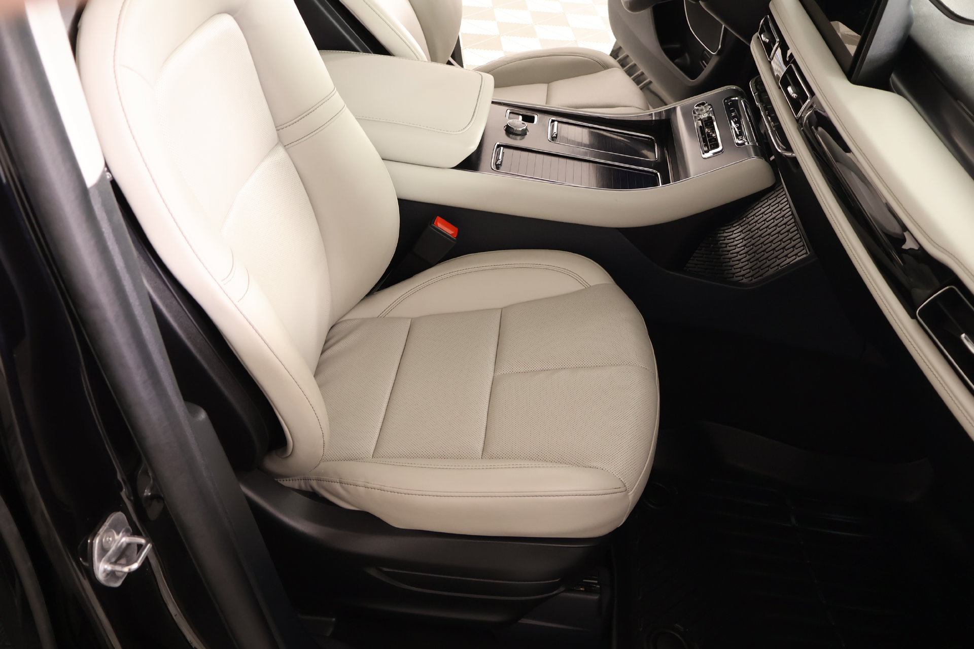 Used 2025 Lincoln Aviator 2WD w/ Jet Appearance Package image 15