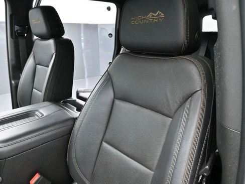 Used 2022 Chevrolet Suburban High Country AWD/4WD image 18