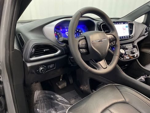 Used 2025 Chrysler Pacifica Limited w/ Uconnect Theater Family Group AWD/4WD image 2