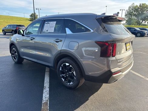 Used 2025 Kia Sorento S FWD image 4