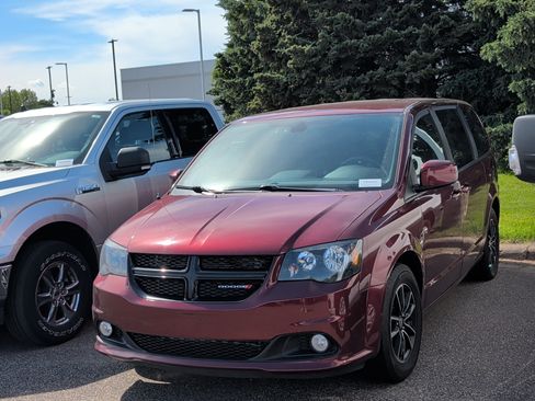 Used 2018 Dodge Grand Caravan SE FWD image 2