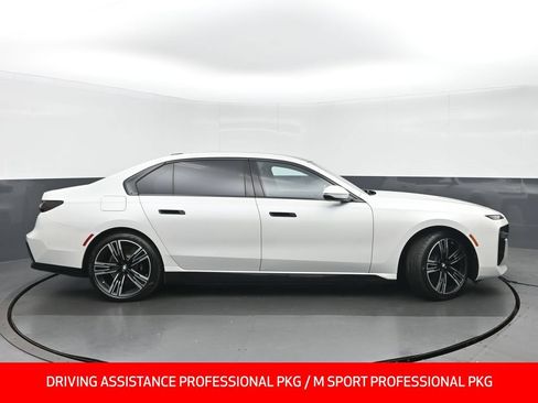 Used 2023 BMW i7 xDrive60 AWD/4WD image 2