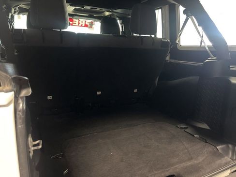 Used 2017 Jeep Wrangler Unlimited Sahara w/ Connectivity Group AWD/4WD image 5