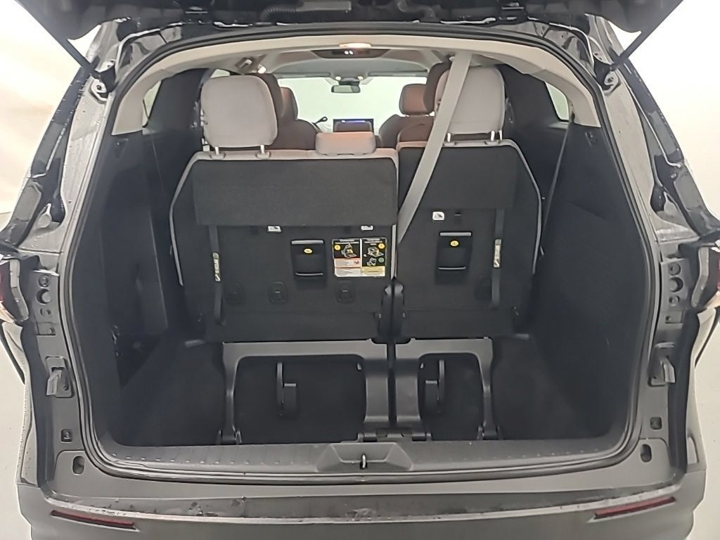 Used 2025 Toyota Sienna LE FWD image 20