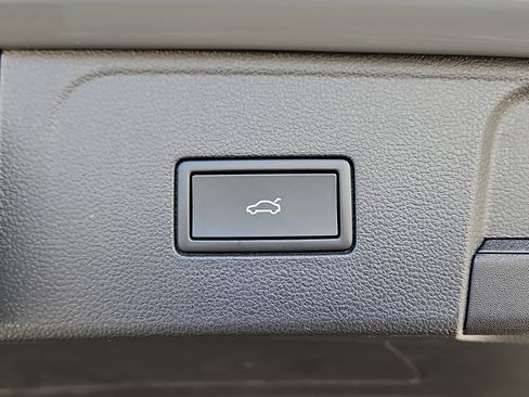 Certified 2025 Volkswagen Atlas SE w/ Panoramic Sunroof Package image 7