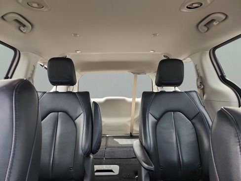 Used 2021 Chrysler Pacifica Touring-L image 17