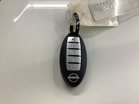 Used 2022 Nissan Pathfinder SL AWD/4WD image 29