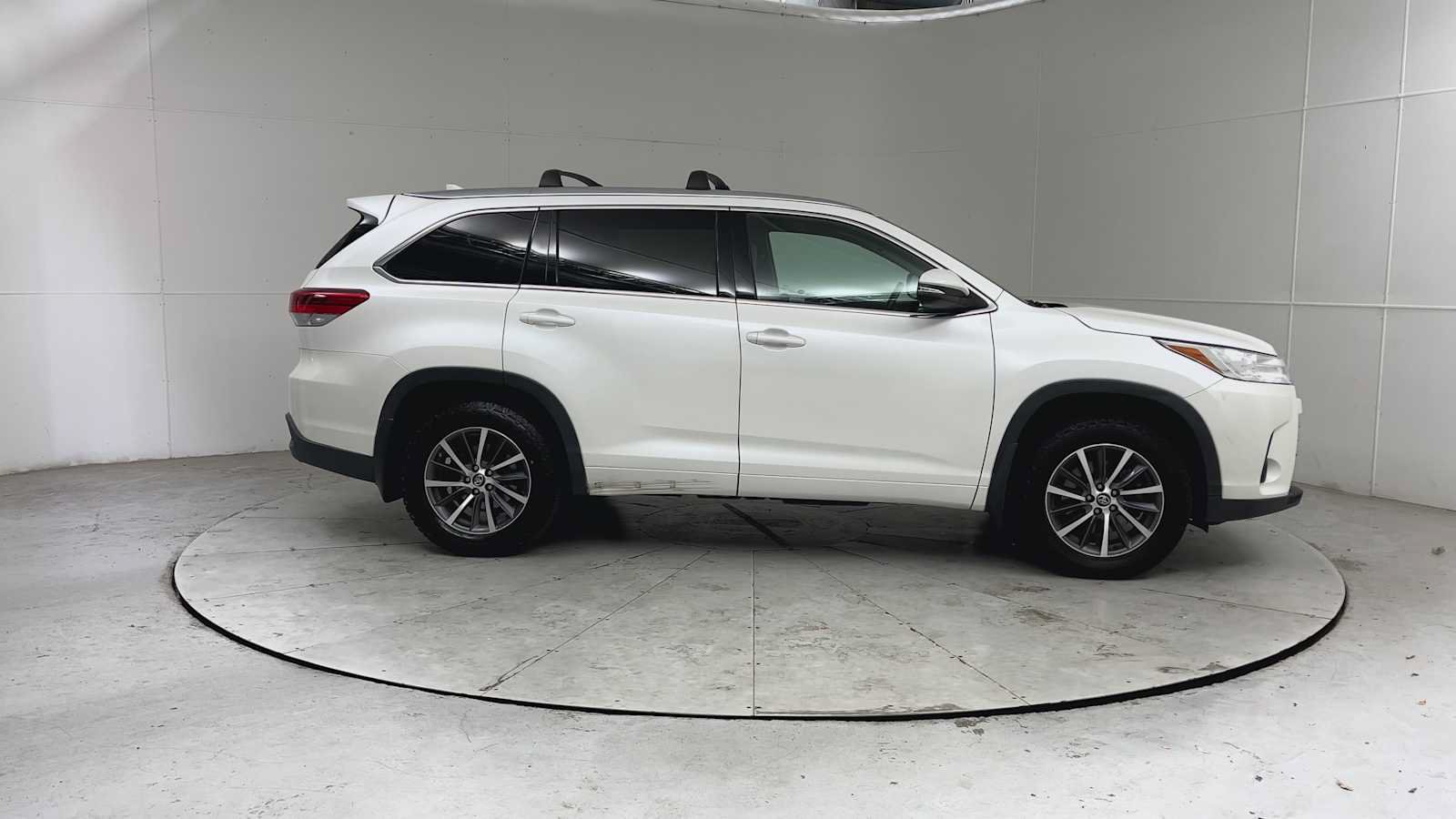 Used 2017 Toyota Highlander XLE AWD/4WD image 7