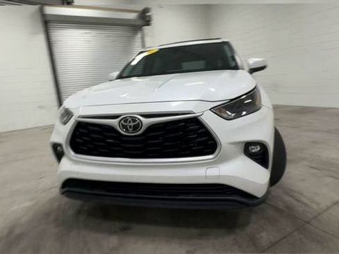 Used 2022 Toyota Highlander XLE FWD image 6
