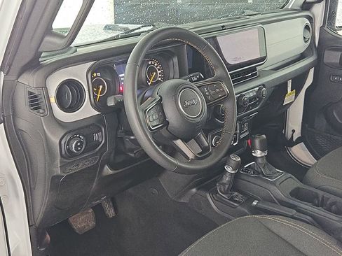 Used 2025 Jeep Gladiator Sport AWD/4WD image 16