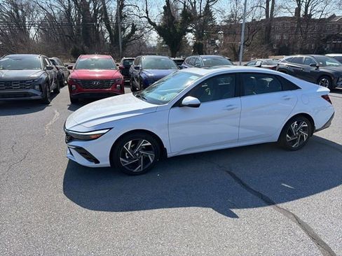 Certified 2025 Hyundai Elantra Limited image 3