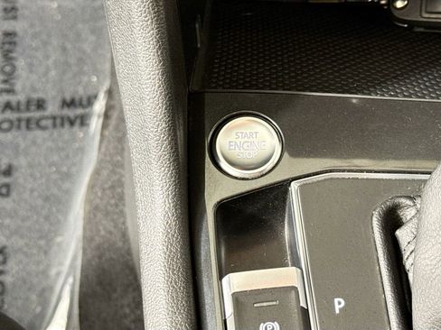 Used 2018 Volkswagen Tiguan SE AWD/4WD image 17