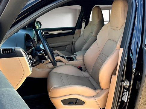 Used 2023 Porsche Cayenne Platinum Edition image 26
